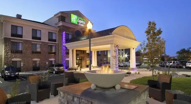 Кровать в общем номере Holiday Inn Express & Suites Colorado Springs First & Main by IHG