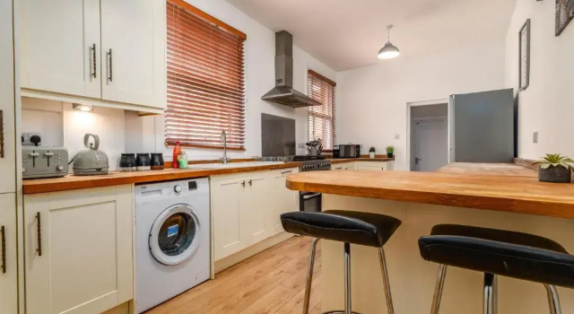 Коттедж Spacious Contractor House for Large Groups - Private Parking