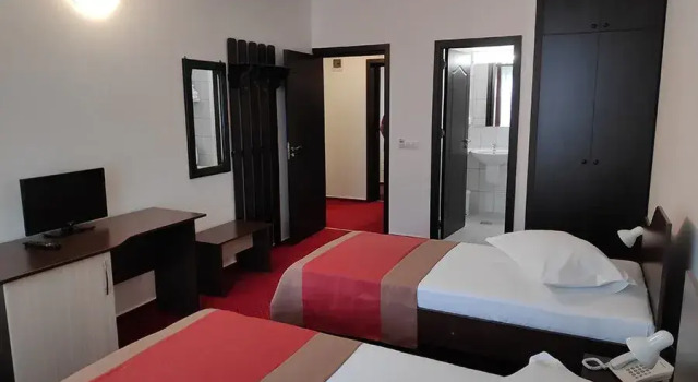 Hostel Caliman, Varaa Hostelli Hotellit Carpathians - Romania uima-altaalla, Uima-allas