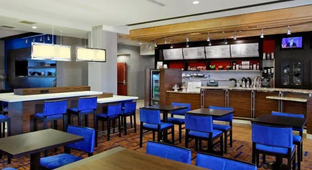 Кровать в общем номере Courtyard by Marriott Victoria