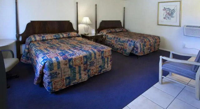 Четырёхместный номер Superior American Executive Inn Mesa