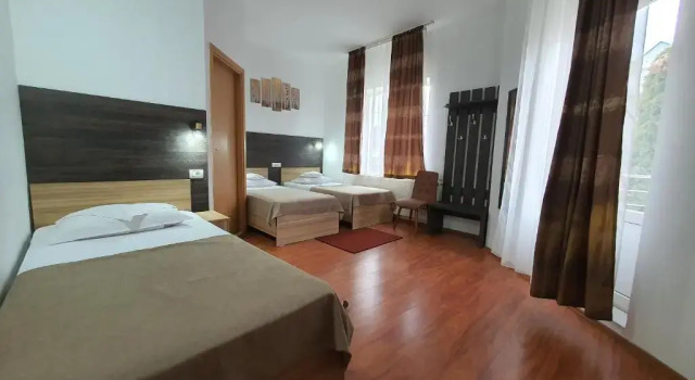 Трёхместный номер Standard с балконом Hotel Mures