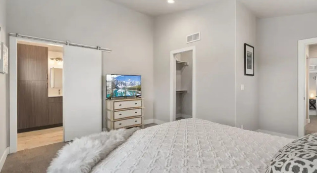 Elegant Oasis - Fireplaces, King Beds, Mtn Views!, Rezerwuj Hotel Hotele w Fort Collins z parkingiem, Parking