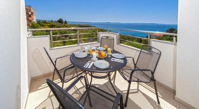 Three-Bedroom Apartment with Sea View in Split