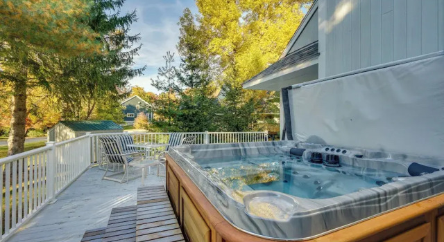 Cozy Getaway: Private Hot Tub, Near Skiing!