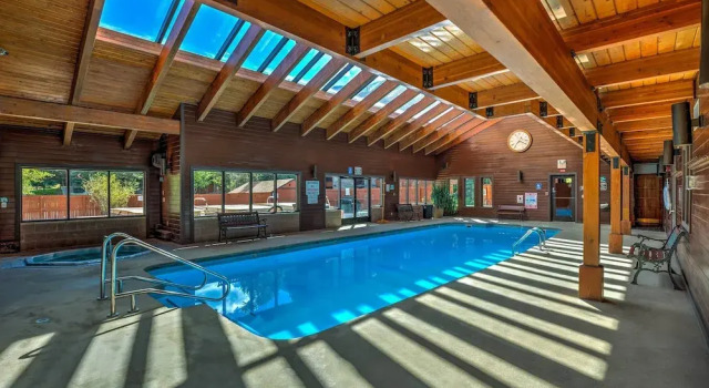 Walk to Main St: Frisco Condo w/ Community Pool!, Забронировать Апартаменты/квартира Отели Roosevelt National Forest с парковкой, Парковка