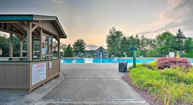 Hot Tub + Game Room: Spacious Poconos Escape!