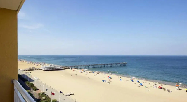 Четырёхместный номер Standard с балконом и oceanfront Four Points by Sheraton Virginia Beach Oceanfront