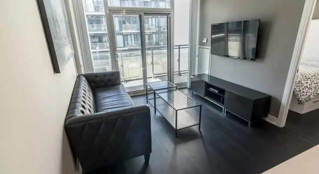 Pinnacle Suites - 3BR Penthouse offered by Short Term Stays, Varaa Hotelli Toronto 