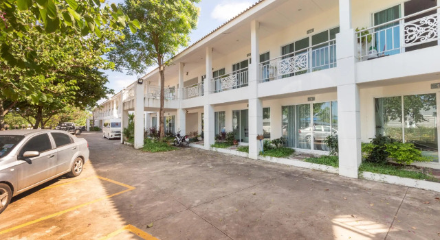 OYO 75335 Chomchol The Resort, Забронировать Курортный отель Сирача провинция Чонбури