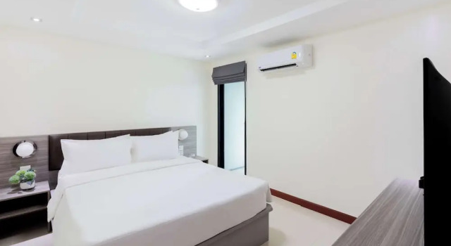 Четырёхместный семейный номер Standard с балконом SureStay By Best Western Iconic Suvarnabhumi