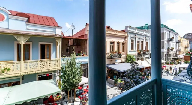 Апартаменты Cozy 2BR apt w Balcony on Aghmashenebeli ave