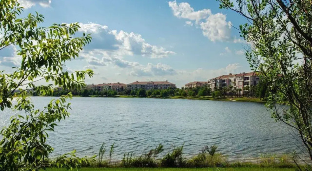 Huge, Tastefully Furnished Condo With Wood Floors! 3bd/2ba at Vista Cay 3vc049, Varaa Hotelli Hotellit Kissimmee pysäköinnillä, Pysäköinti