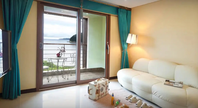 Geoje Theravich A-dong Pension, Забронировать Отель Отели Кодже с бассейном, Бассейн