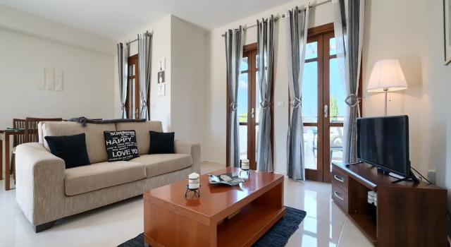 Апартаменты с балконом Charming 2 bedroom apartment 'DC11' - with communal pool and resort facilities, Helios Heights village on Aphrodite Hills Resort