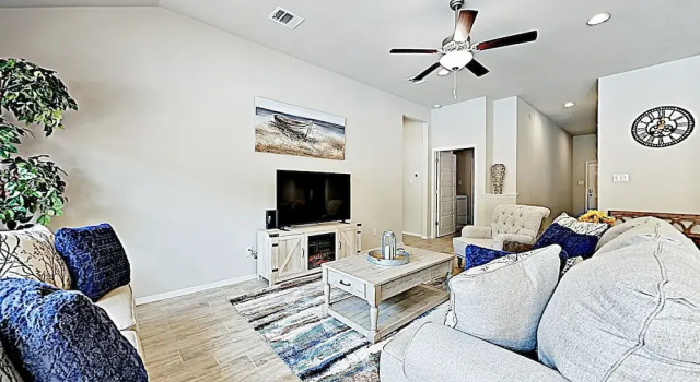 New Listing! Brand-new Hideaway Near Lakeside Fun 4 Bedroom Home, Забронировать Отель Лаго-Виста Texas Hill Country