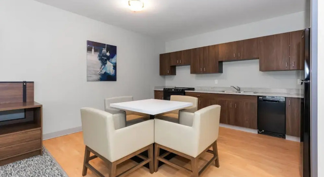 Двухместный люкс c 1 комнатой с балконом Wingate by Wyndham Geneva at SPIRE Academy