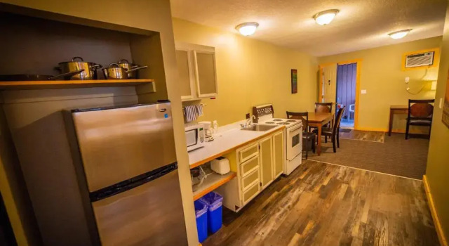 Семейный люкс Alpine Inn & Suites
