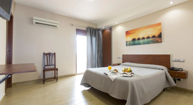 Hotel Olympia Ronda I, Buchen Sie Hotel El Puig de Santa Maria Valencia