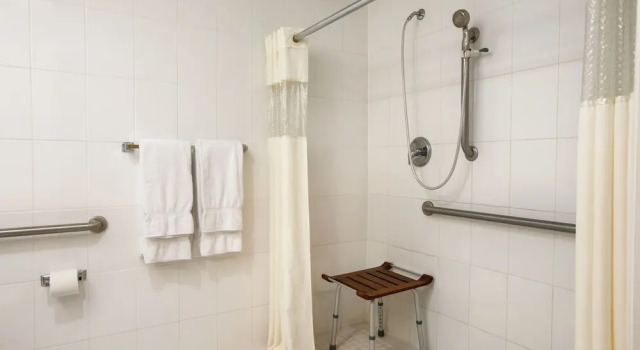 Четырёхместный номер Standard с балконом Howard Johnson Plaza by Wyndham Ocean City Oceanfront