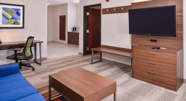 Двухместный люкс с 2 комнатами Holiday Inn Express & Suites Albany by IHG
