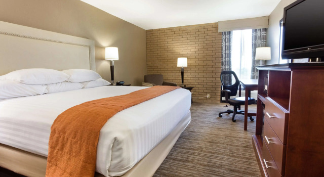 Номер Deluxe Drury Inn & Suites Kansas City Airport