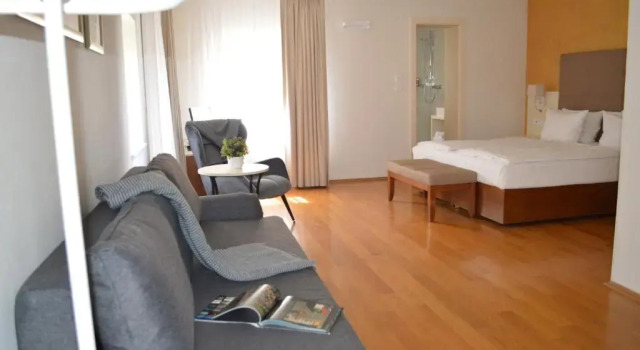 Полулюкс LH Hotel Golden Wheel
