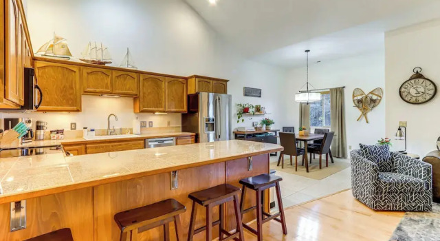 Walk Downtown: Modern 'coeur D'alene Getaway', Забронировать Апартаменты/квартира Отели Кер-д'Ален с парковкой, рядом с Музей Северного Айдахо, Парковка