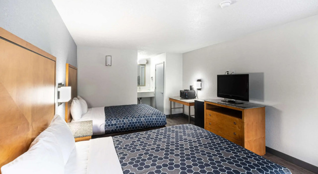 Четырёхместный номер Standard Rodeway Inn At Fort Lee