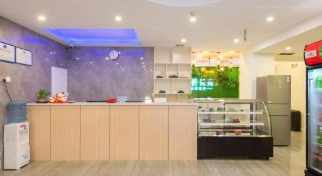 Guangzhou Huiyin Fashion Hotel (Pazhou Convention and Exhibition Xingang East Subway Station)