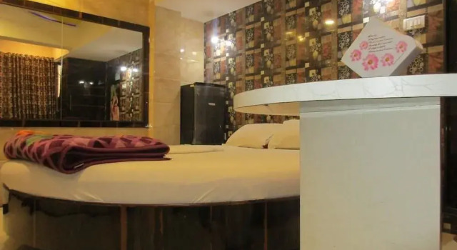 Hotel Saroja Palace