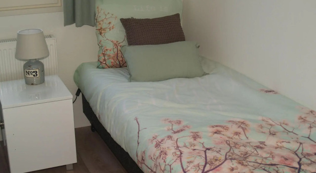 Modern chalet with a dishwasher, only 12 km. from Elburg, Rezerwuj Chalet Hotele w Veluwe z parkingiem, Parking