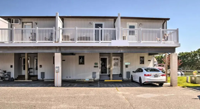 Near Ocean City Beach: Waterfront Condo w/ Deck!, Забронировать Апартаменты/квартира Апартаменты Оушен-Сити, рядом с Roland E. Powell Convention Center &amp; Visitors Info Center, Апартаменты/квартира