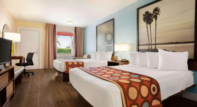 Четырёхместный номер Standard с видом на бассейн Super 8 by Wyndham Homestead Florida City Gateway to Keys