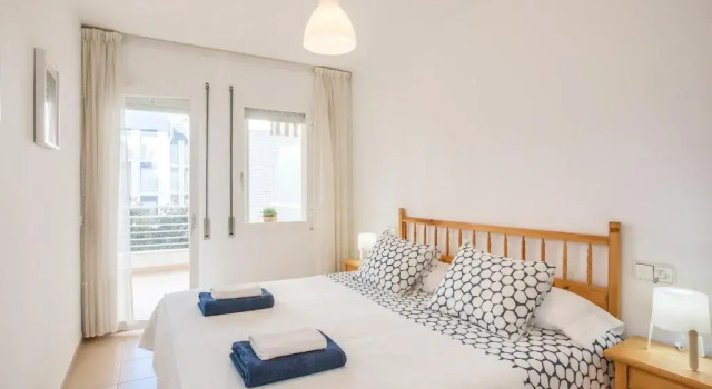 Lets Holidays White Apartment with Terrace, AC & Parking, Near Beach, Prenota Appartamento Hotel a Costa Brava con parcheggio, Parcheggio