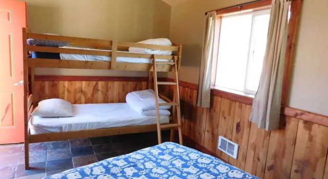 North Yellowstone Lodge & Hostel, Buchen Sie Hostel Hotels in Montana mit Parkplatz, Parkplätze