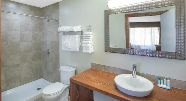 Двухместный люкс Цокольный этаж Travelodge by Wyndham Golden Sportsman Lodge
