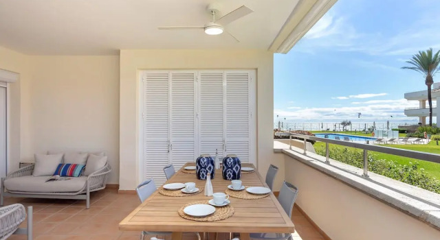 Апартаменты Bright Apartment Front of Beach Guadalmansa Beach
