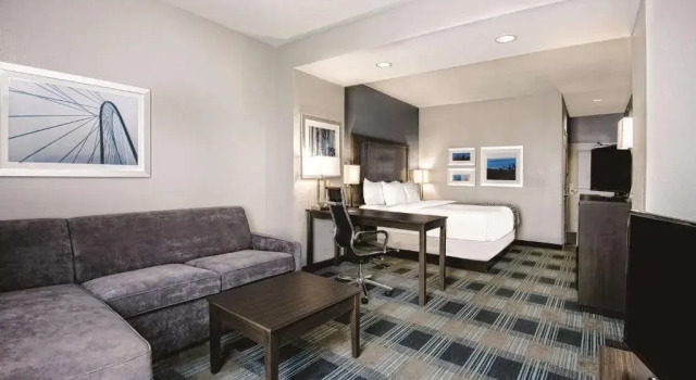 Люкс La Quinta by Wyndham Victoria - South