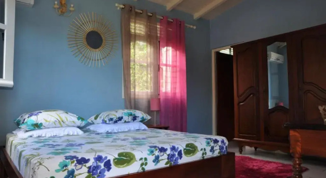 CHEZ Lise et RORO, Rezerwuj Hotel Hotele w Basse-Terre z parkingiem, Parking