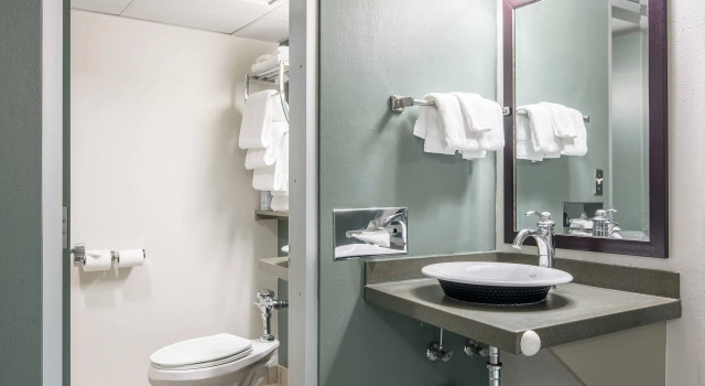 Четырёхместный номер Standard Oasis Hotel and Conv Center, an Ascend Collection Hotel