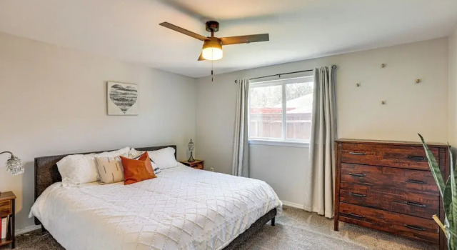 Family-friendly Home w/ Fire Pit in Bend!, Book Feriehus Bend Bachelor, nær St. Charles Bend