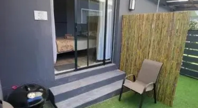 The Lions Den, Prenota Hotel George George