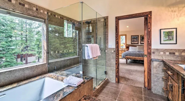 Коттедж с 5 комнатами с балконом Tahoe Donner Retreat w/ Hot Tub & Fireplace!
