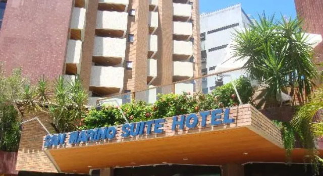 Кровать в общем номере San Marino Suite Hotel