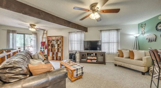 Апартаменты с 2 комнатами с балконом Ruidoso Home w/ Balcony ~ 16 Mi to Ski Apache!