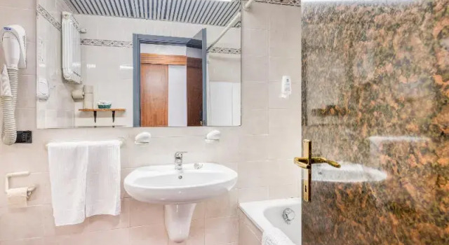 Трёхместный номер Hotel Cristina