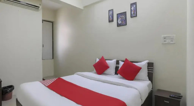 Hotel Abhi family guest house, Забронировать Отель Отели Гомти Нагара с парковкой, Парковка