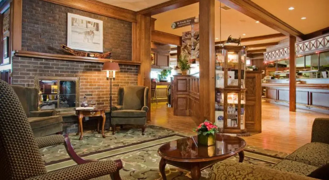 Четырёхместный номер Standard с видом на город Crest Hotel