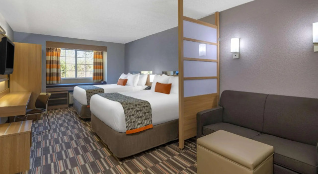 Четырёхместный люкс Microtel Inn & Suites by Wyndham Florence